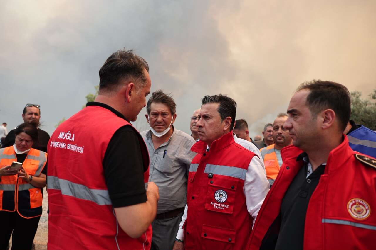 Muğla Büyükşehir Belediyesi Seydikemer Yangınında Tüm Birimleriyle Sahada 8